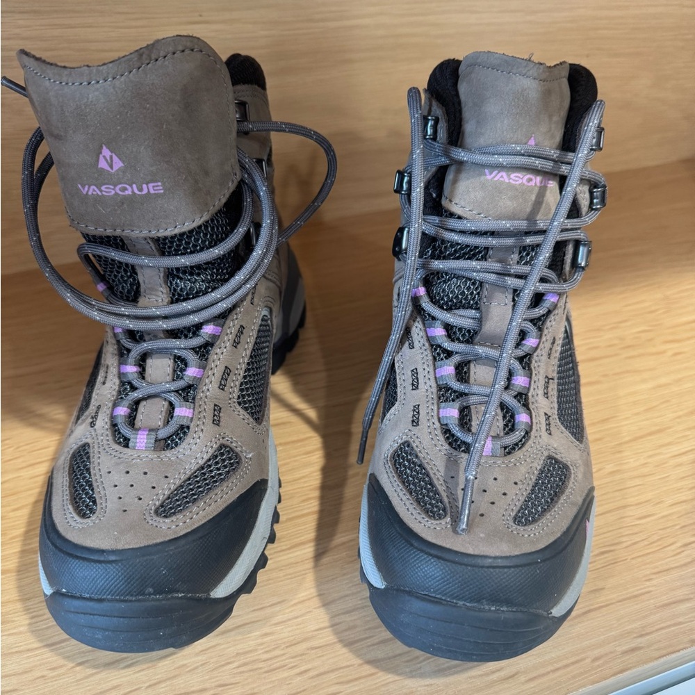 Vasque Women's Lace Up Boots- LIKE NEW 🎀